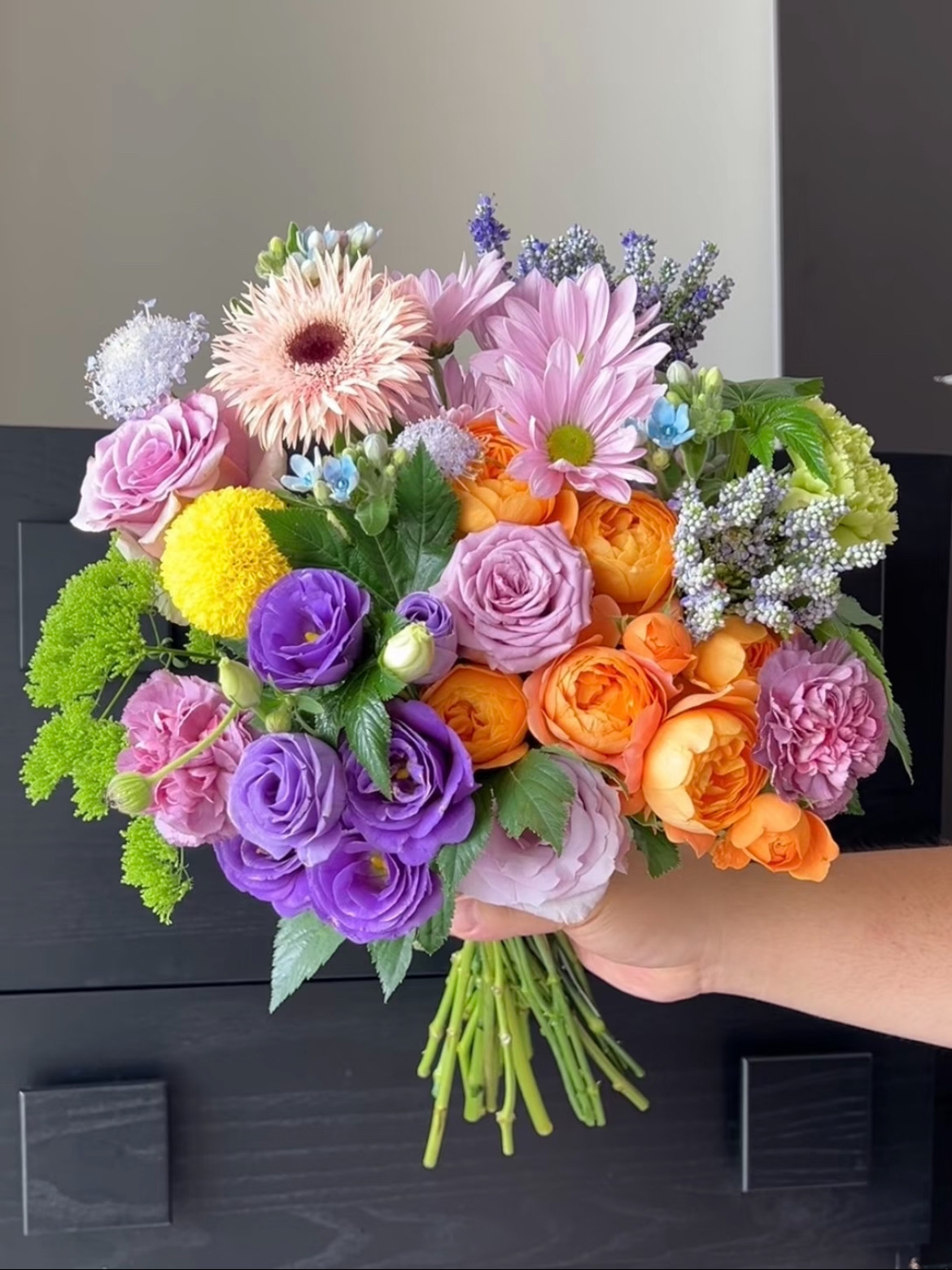 花艺师搭审美好家庭插花束玫瑰非洲菊混搭花束 新手好养鲜花组合