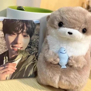 可爱水獭抱鱼玩偶公仔钥匙扣河狸海獭李灿同款礼物女生书包包挂件