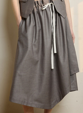 En blanc.ligne crème 原创设计灰色不规则抽绳半裙