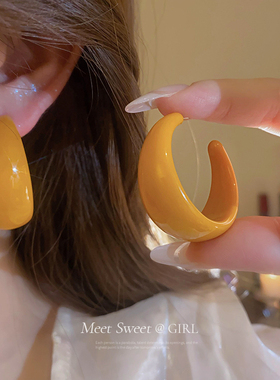 黄色复古港风耳环2025新款爆款高级感时尚气质大气耳钉夸张耳饰女