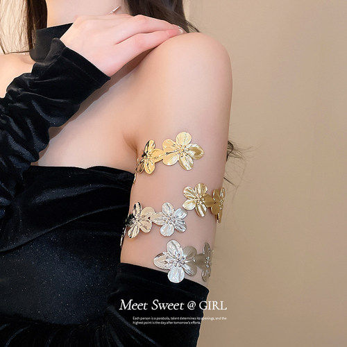 金色手镯高级感花朵臂环独特漂亮