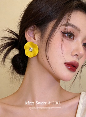 明黄色花朵耳钉女2026新款爆款巨好看耳环小众精致甜美气质耳饰