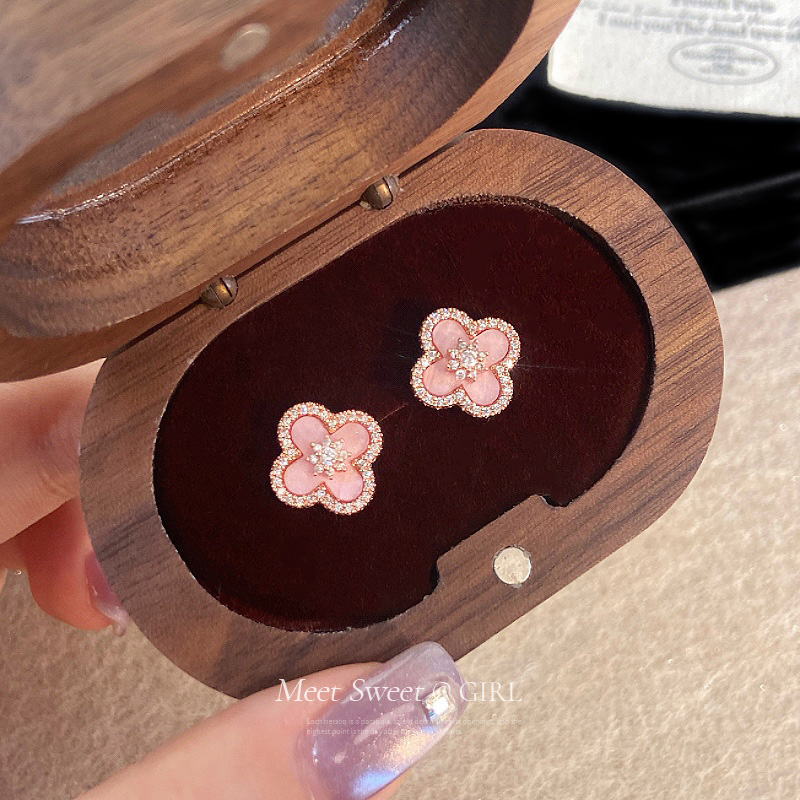 精致粉色四叶草闪钻耳环