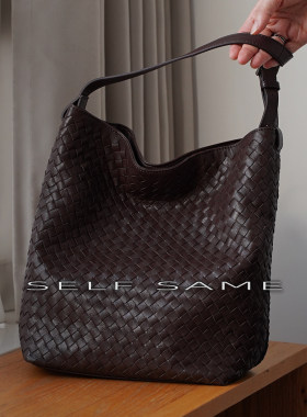 SELFSAME羊皮编织水桶包 装多不变形 宝妈打工人适配 轻盈腋下包