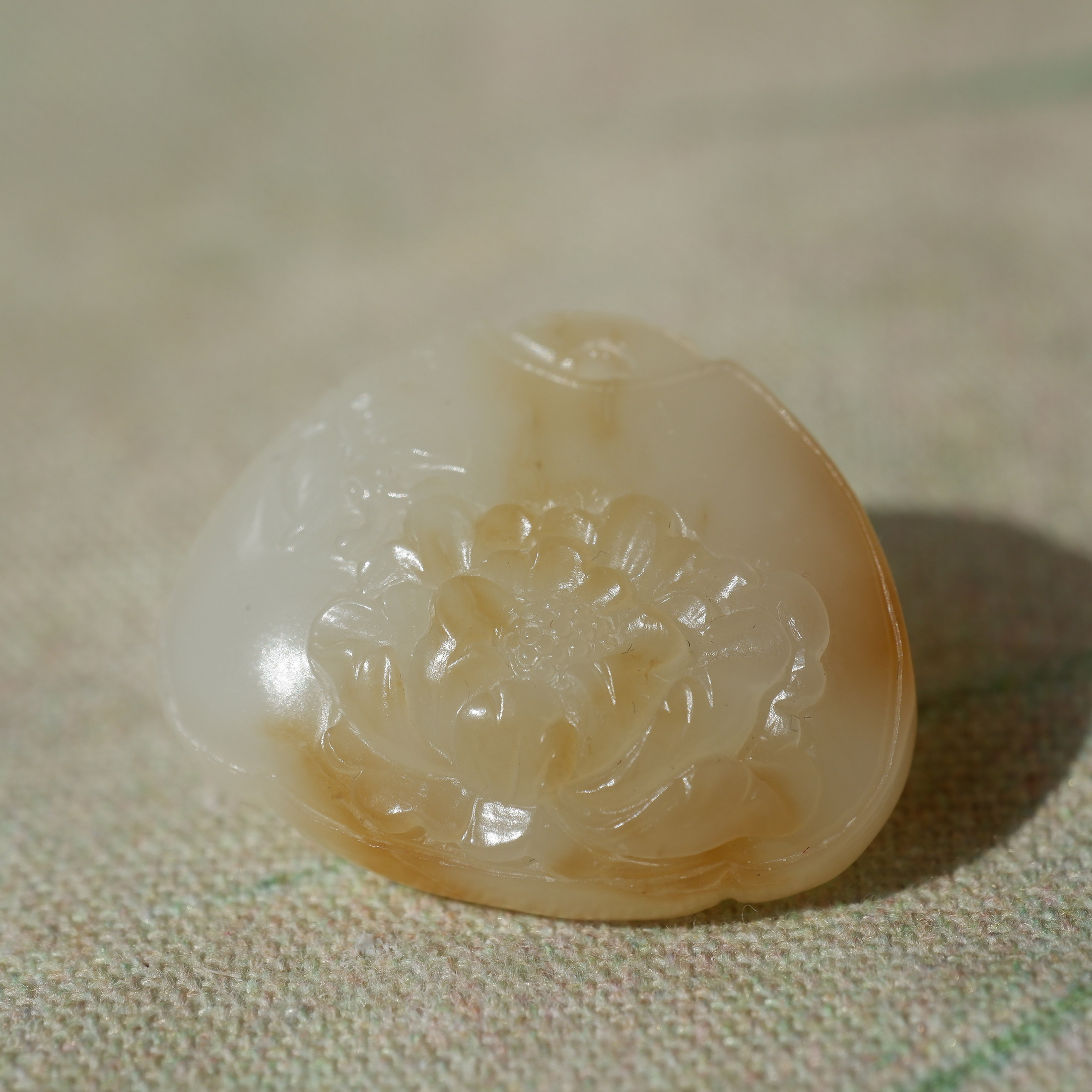 王实斋珠宝/新疆山料和田玉糖白玉蝴蝶莲花莲藕挂件吊坠润小XY41