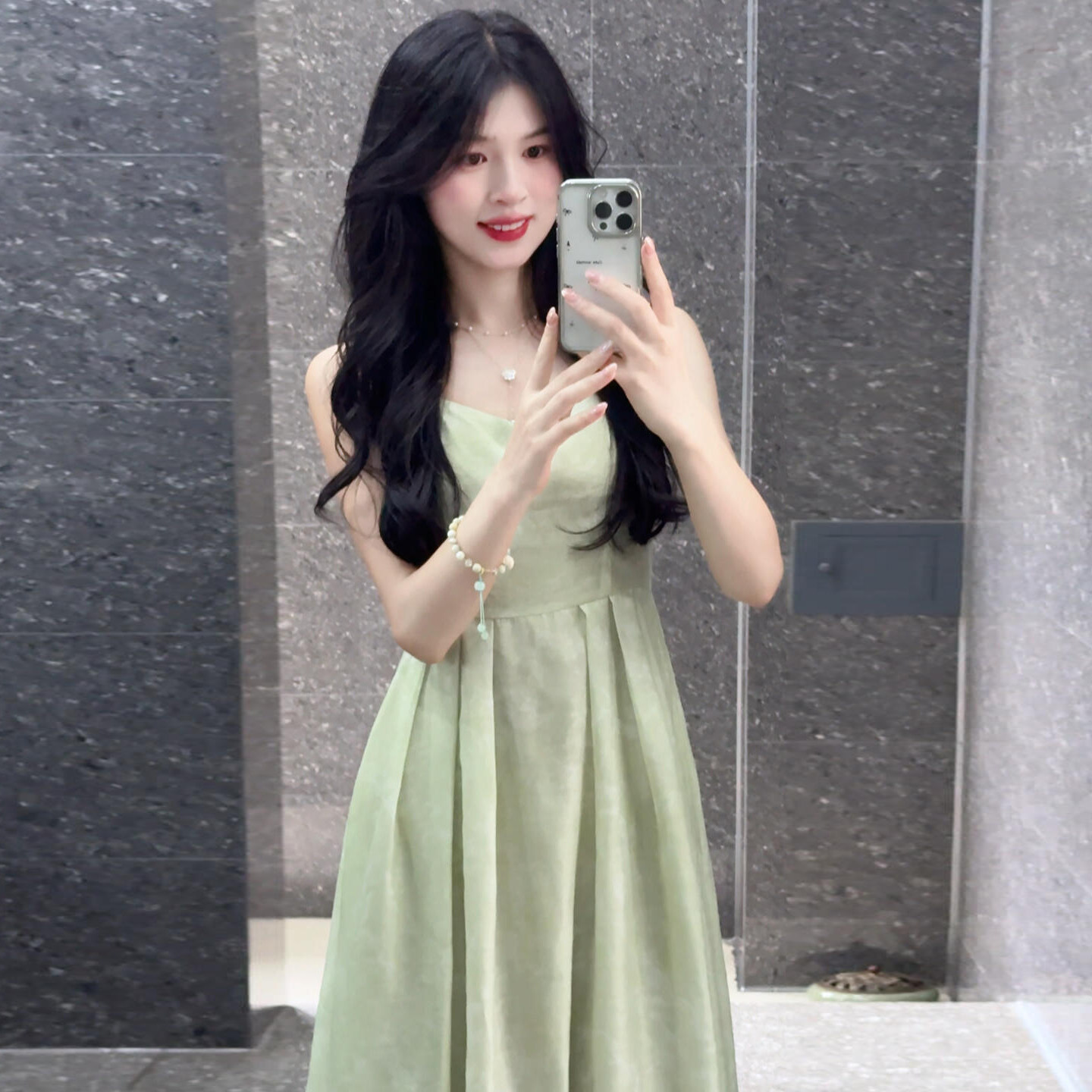 绿色吊带连衣裙子女夏季2025新款高级感韩系通勤穿搭收腰长裙