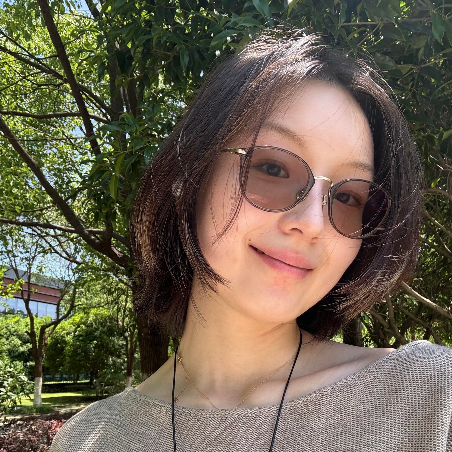 艾米宋 日系百搭超轻纯钛感光变色太阳眼镜女近视墨镜小框小脸型