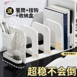 Книжный магазин чтение полки солдаты на рабочем столе.