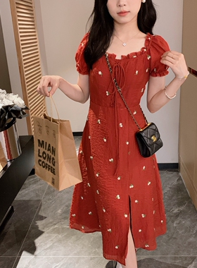 安璃 刺绣小雏菊红色开叉长裙绝美显白红色碎花连衣裙打揽温柔