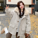 25冬新牛角扣羊羔毛内胆连帽中长款派克服170-6817-P225-K328，女装派克服，浙宝170