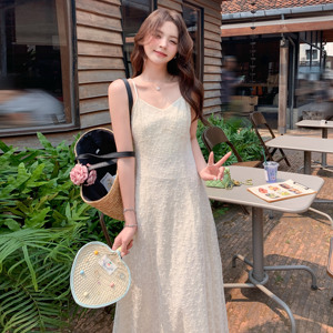温柔风白月光蕾丝吊带连衣裙女夏2025超火好看气质感绝美收腰长裙图片