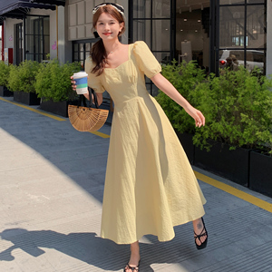 法式甜美露腰方领连衣裙女2025夏季新款韩版收腰显瘦泡泡袖长裙子