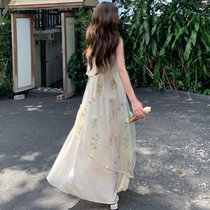 高级感挂脖花朵刺绣连衣裙女2025夏季新款法式宽松度假风仙女裙潮图片