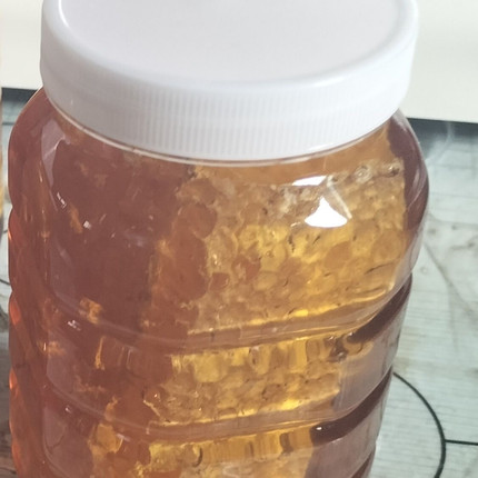 低价促销2斤瓶装蜂巢蜜嚼着吃的土蜂蜜纯正天然蜂巢蜜商用摆摊