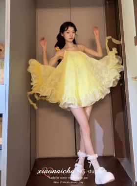 法式黄色荷叶边斜肩吊带连衣裙女夏季小个子海边度假风蓬蓬裙短裙