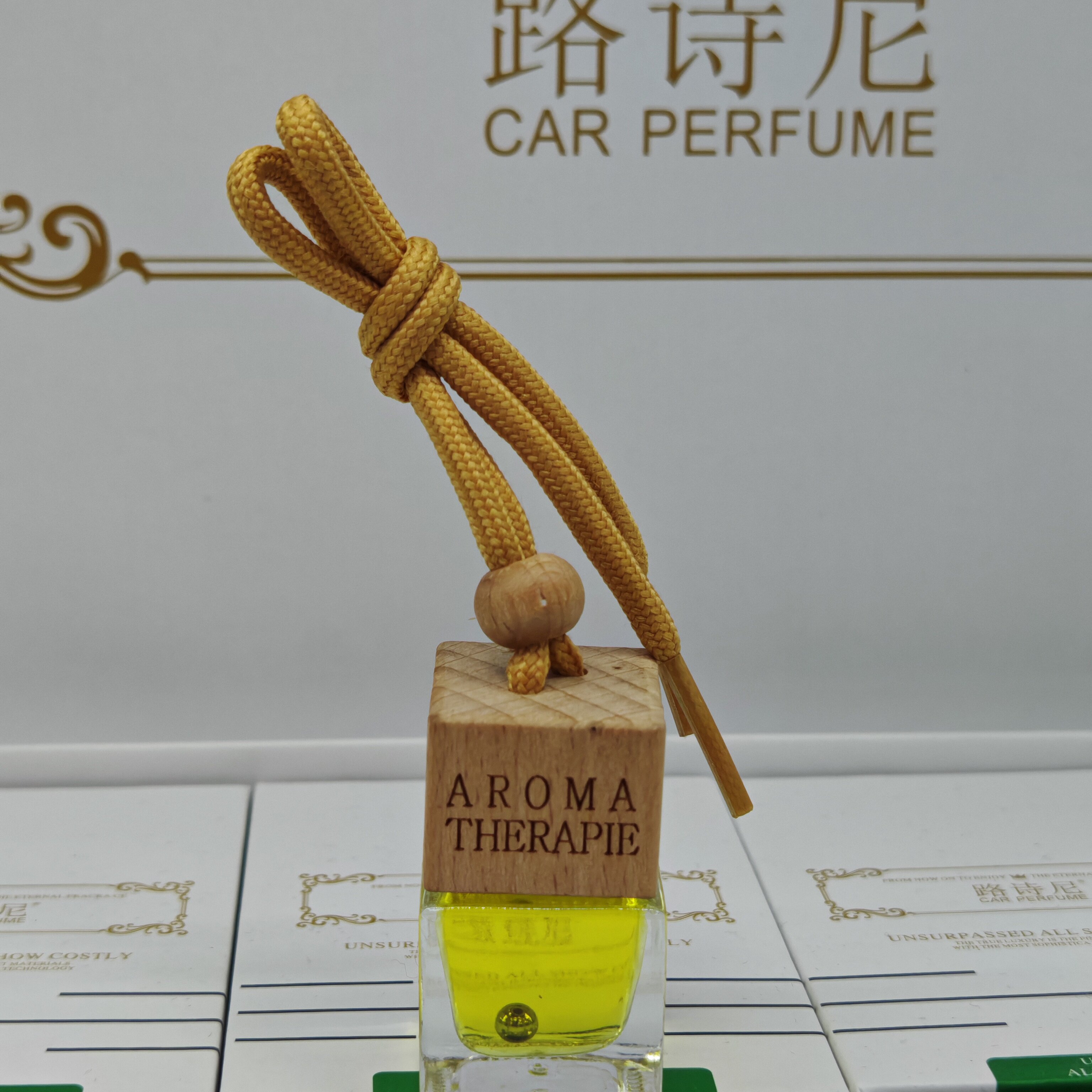 车载香水路诗尼汽车挂件持久淡香氛车里内饰用品车内除异味香水