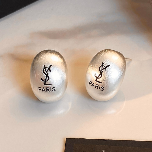 巴黎【设计师】高级银色字母耳钉女复古轻奢气质耳环金属拉丝耳饰