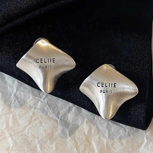 简约字母银色耳环女轻奢