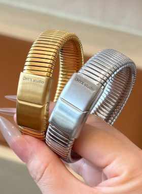 不掉色个性夸张弹簧卡扣字母手镯