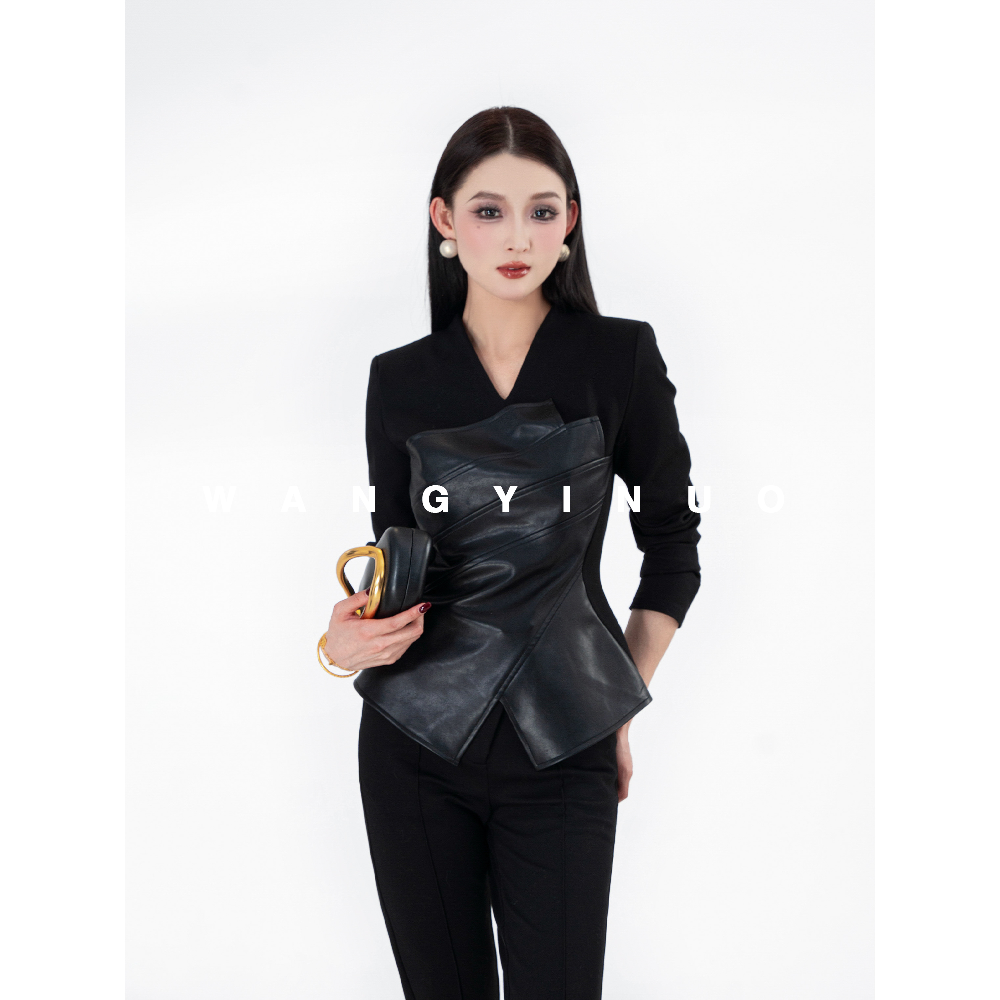 MD依诺【玫瑰入梦】2025冬季款气质显瘦加绒休闲皮拼接V领长袖T恤