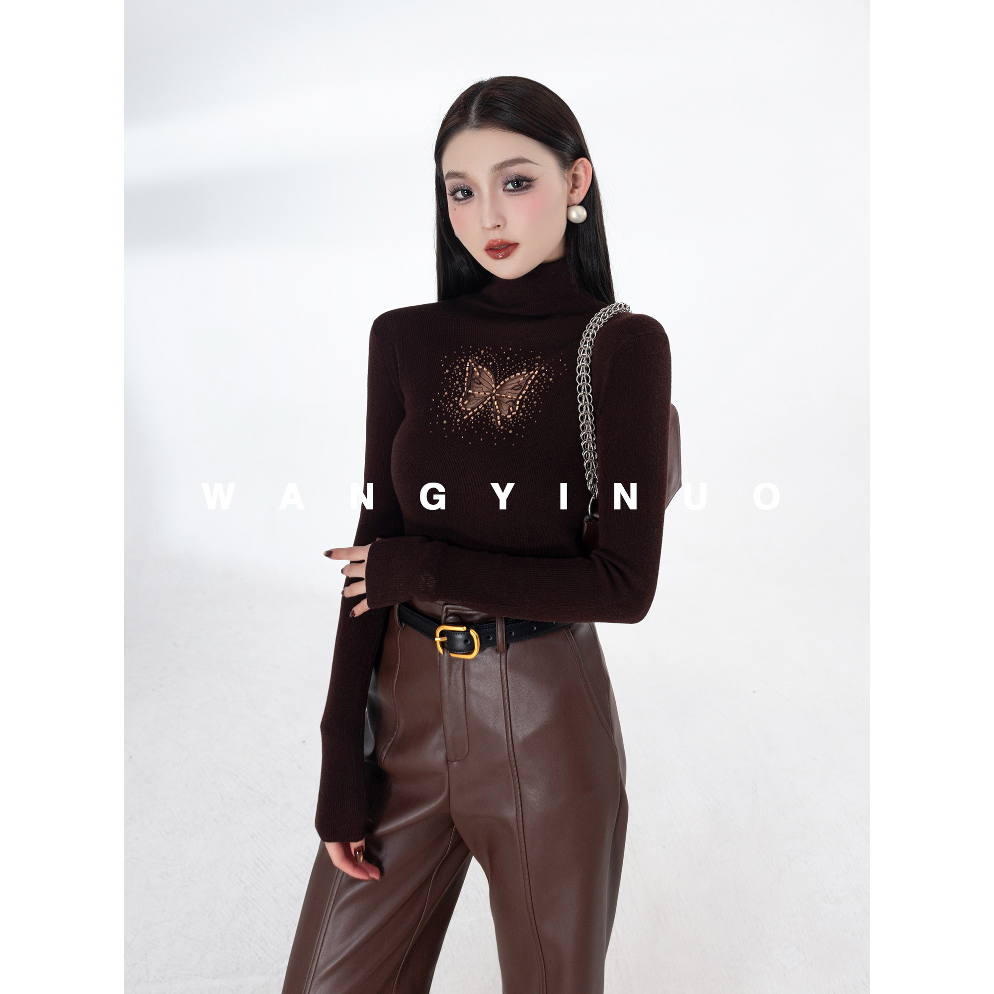 MD依诺【漫柔雾月】2025冬季款时尚休闲百搭亮丽长袖蝴蝶打底上衣