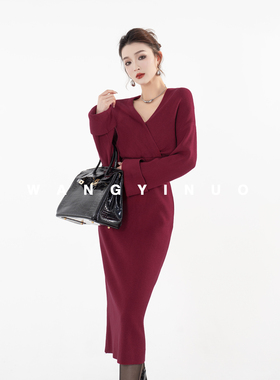 MD依诺【倾城红梅】2025冬款显瘦圣诞百搭时尚收腰V领针织连衣裙