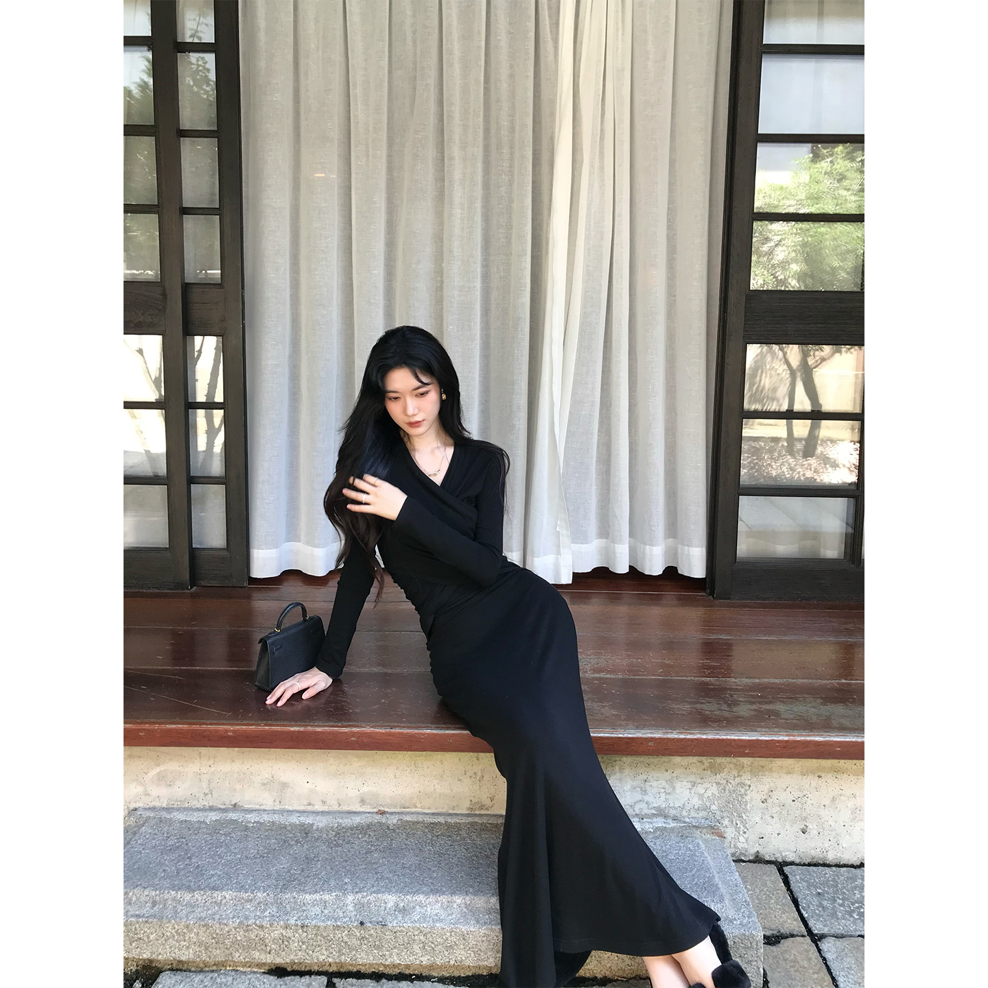 Norain不下雨 黑色v领抽皱收腰针织长袖连衣裙女气质显瘦修身长裙