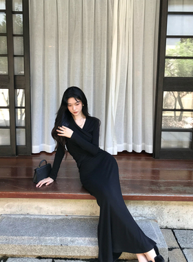 Norain不下雨 黑色v领抽皱收腰针织长袖连衣裙女气质显瘦修身长裙