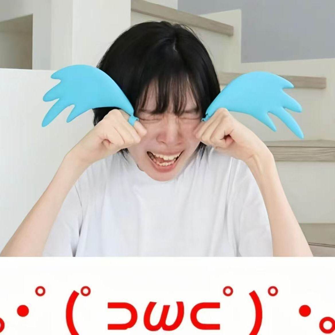 哭泣道具浅蓝大哭戒指崩溃式抽象道具拍照居家摆件创意整蛊玩具