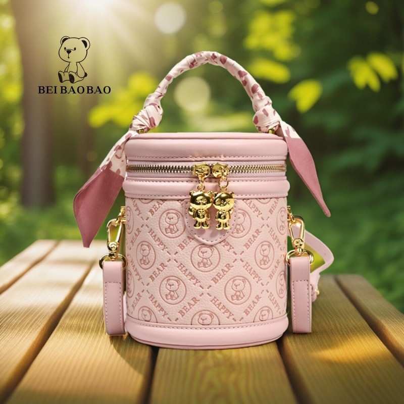 北包包新款甜美风水桶包女斜挎包原创卡通单肩包质感压纹小熊桶包