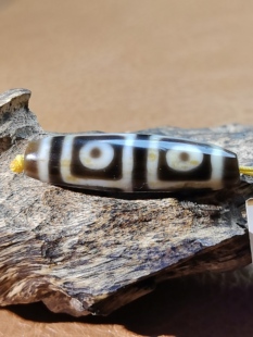 地门四眼天珠藏传九眼石页岩玉髓玛瑙真品老牙黄微瑕