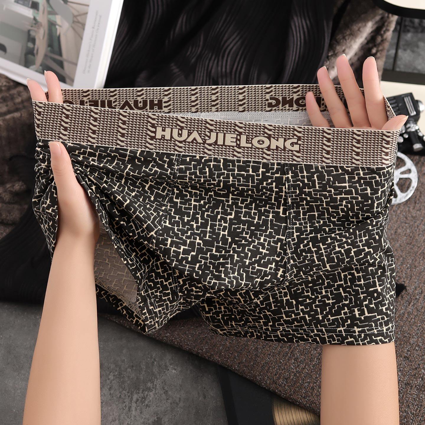 休闲舒适纯棉亲肤男士四角裤新款中腰潮流时尚个性简约贴身平角裤