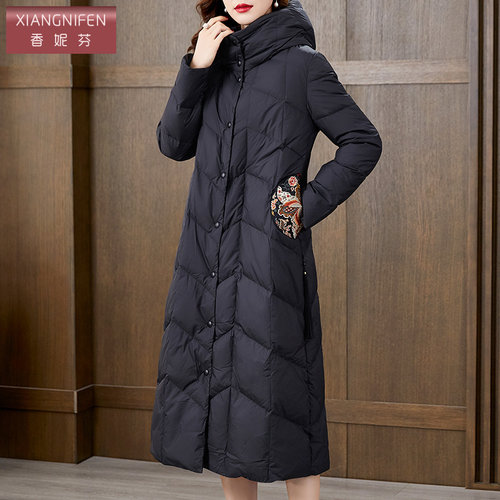 黑色绣花连帽白鹅绒羽绒服女2025新款冬季高端中长款过膝显瘦外套