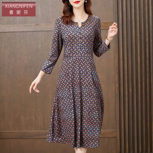香妮芬时尚洋气中年妈妈连衣裙女2026新款春秋气质减龄收腰大摆裙