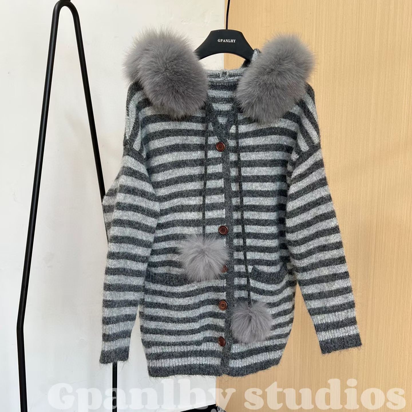 杨泡泡灰色狐狸毛条纹毛衣开衫外套女2025秋冬新款宽松百搭针织衫