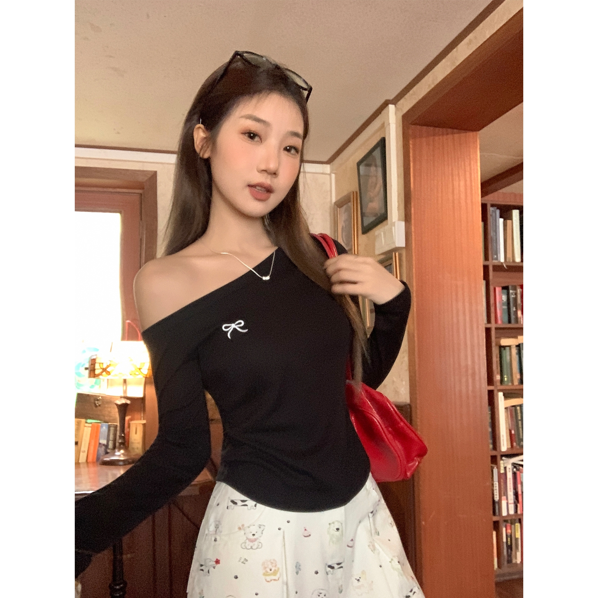 简约ootd纯色蝴蝶结刺绣2025秋季新款独特掐腰显瘦斜肩长袖上衣女