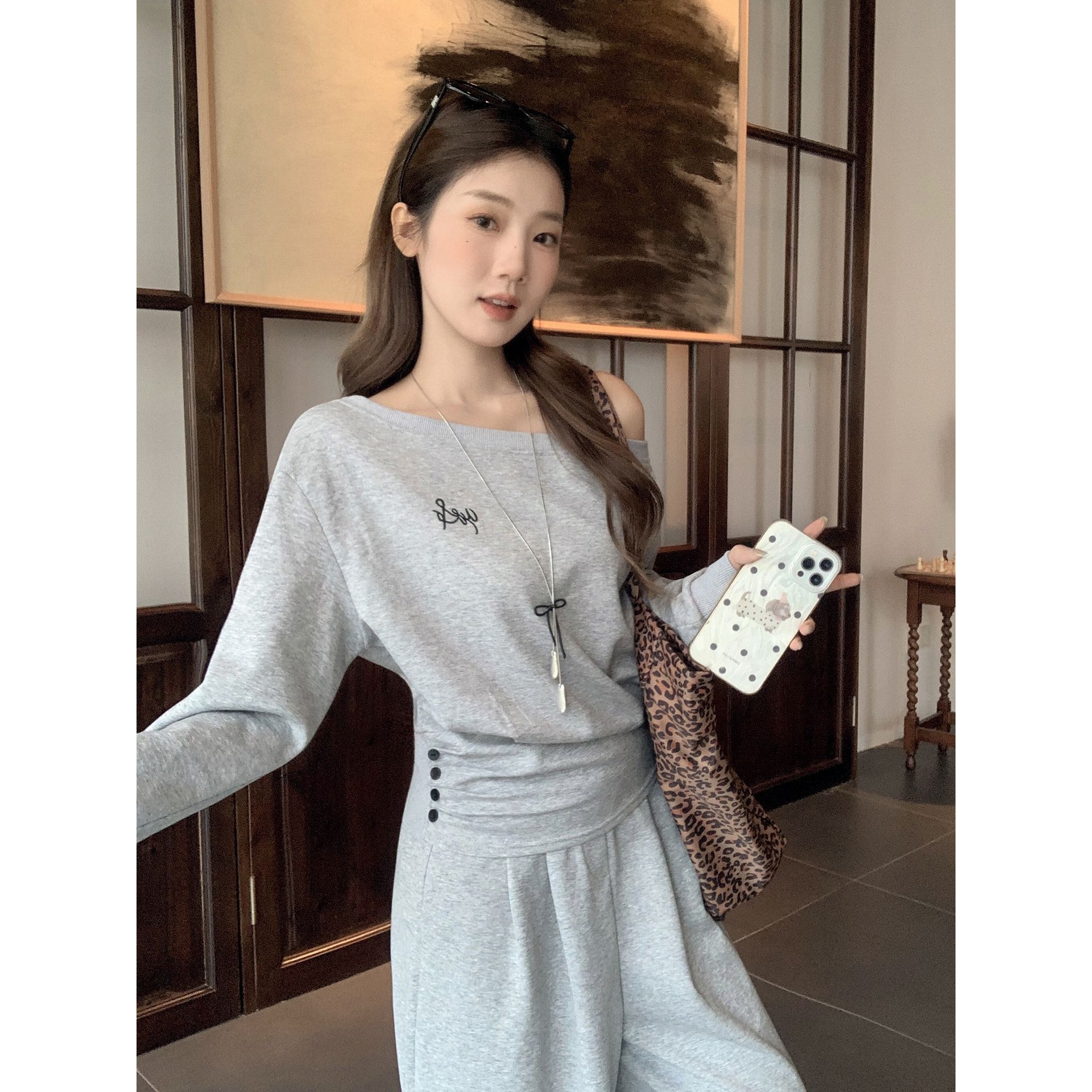 灰色斜肩露肩刺绣褶皱设计感长袖卫衣女2025秋季新款宽松慵懒上衣