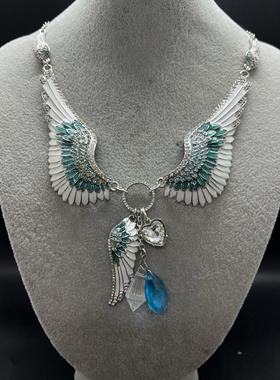 Ritzy couture天使翅膀蓝色水晶短款项链合金珐琅彩带祝福语