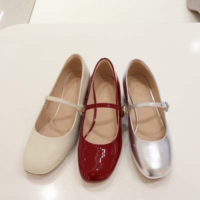 KS266103  卡迪娜女鞋 2026年春 花朵一字带搭扣时装鞋 商场新品