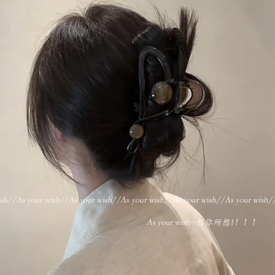 高级感美拉德镂空爱心抓夹大号秋冬氛围感后脑盘发鲨鱼夹气质发饰