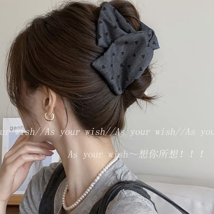 法式赫本爱心三角抓夹新款高级感后脑勺盘发鲨鱼夹百搭高马尾发饰