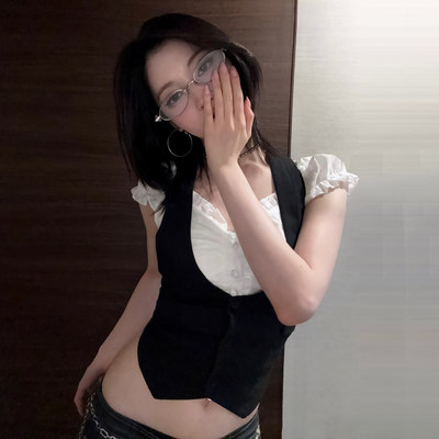 SWEETOWN法式学院风拼色收腰马甲假两件上衣花边泡泡袖露脐T恤女