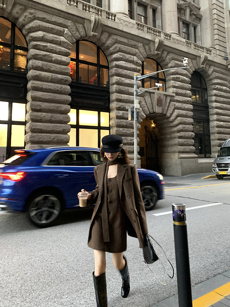 2023秋季复古咖色西装裙套装