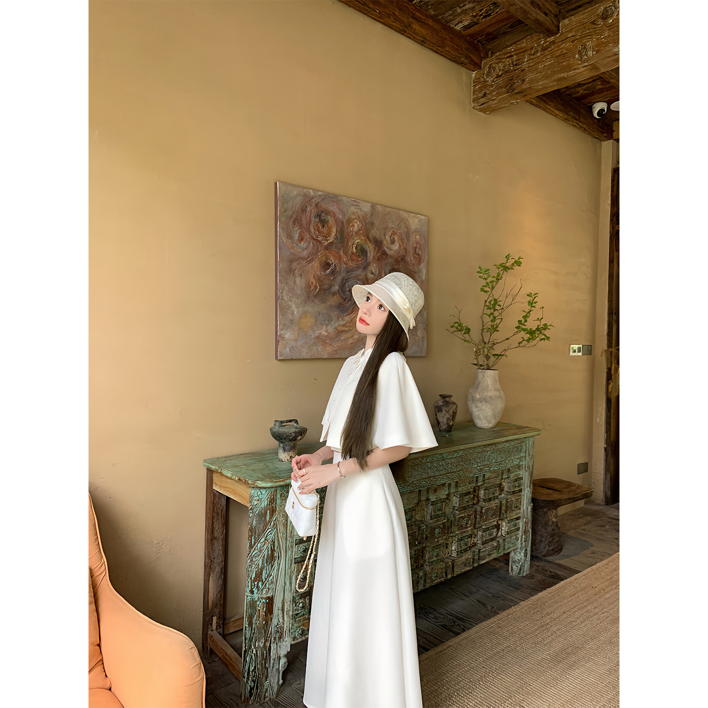 叶小婷白色斗篷上衣长裙套装