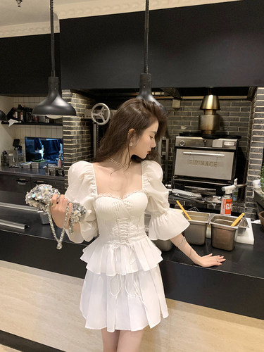 叶小婷白色泡泡袖套装