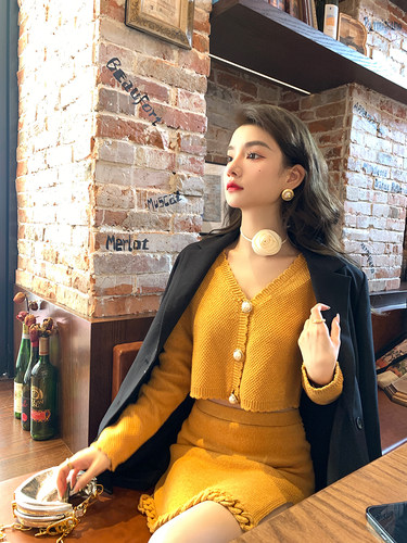 叶小婷显白黄色针织套装