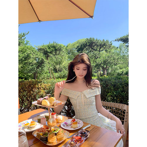 叶小婷小香风一字肩上衣半裙套装