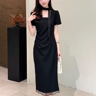 黑色方领连衣裙女夏2026新款褶皱收腰女人味蕾丝拼接长裙