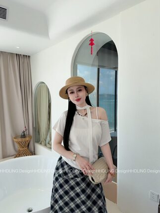 2026夏季新款韩版时尚百搭显瘦女潮木耳边斜肩配飘带短袖上衣女潮