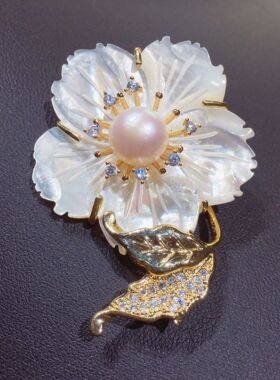 天然淡水珍珠胸花贝壳花珍珠胸针成品天然海贝别针饰品配饰厂家